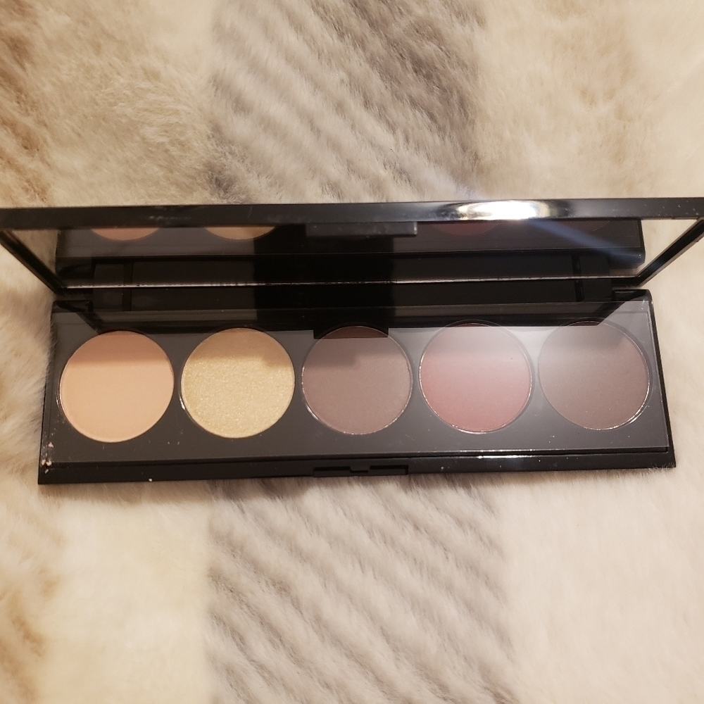 Laritzy Artistry Eyeshadow  Palette in Allure. New